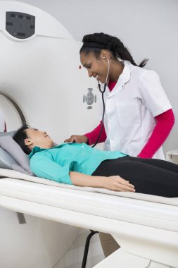 Ct taraması önce stetoskop ile muayene kadın doktor