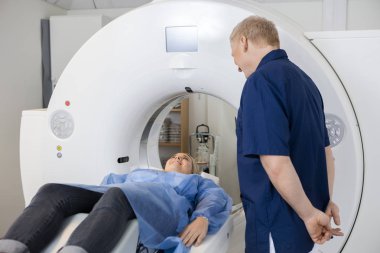 Radyolog kadın hasta MRI makinesinde yalan söylemekte arıyorsunuz