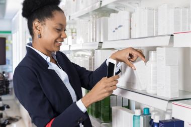 İşkadını ilaçlar barkod akıllı telefon aracılığıyla tarama