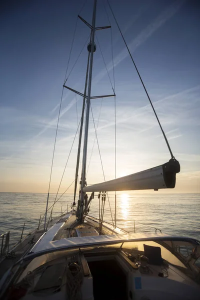 Iate de luxo Vela no mar durante o pôr do sol — Fotografia de Stock