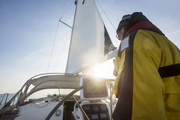 Reifer Mann am Steuer einer Segeljacht — Stockfoto