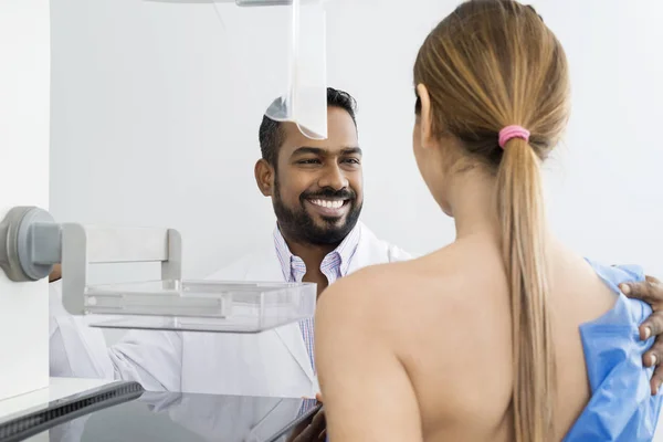 Доктор готує пацієнта для рентгенівського випробування мамограми — стокове фото