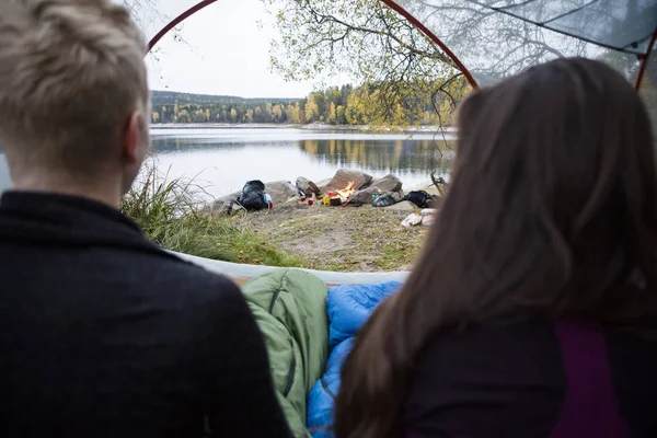 Coppia godendo vista lago dalla tenda — Foto Stock