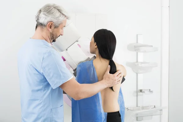 Orvos segítő nő átesett Mammogram röntgen vizsgálat — Stock Fotó