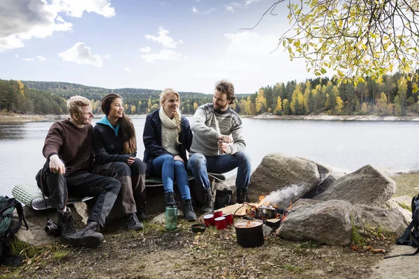 Amigos felizes acampar em Lakeshore — Fotografia de Stock