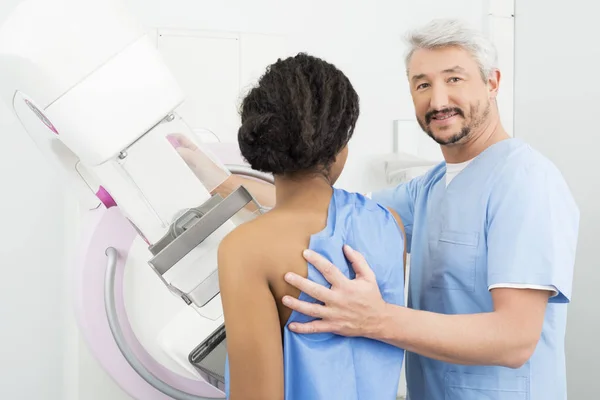 Portret van dokter bijstaan van de patiënt ondergaat Mammogram Test — Stockfoto