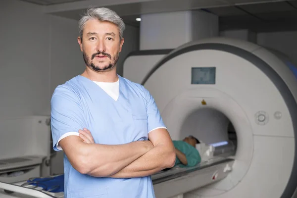 Arzt im Stehen mit Patient auf CT-Gerät — Stockfoto