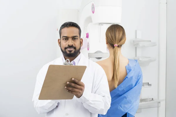 Médico Confiante Segurando Clipboard Enquanto Paciente Submetido Mamm — Fotografia de Stock