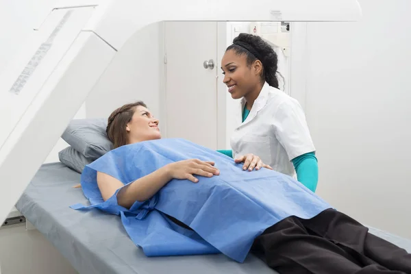 Lékařské profesní příprava žena pro X-ray skenování v nemocnici — Stock fotografie