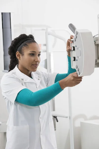 Jovem médico operando máquina de raios X no hospital — Fotografia de Stock