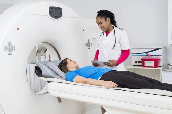 Médecin féminin regardant le patient subir une IRM Scan — Photo