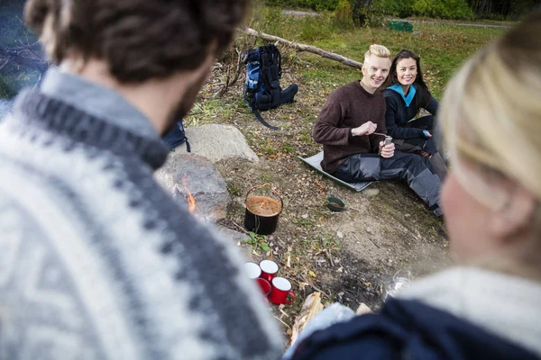 Gelukkige paar vrienden kijken tijdens het kamperen — Stockfoto