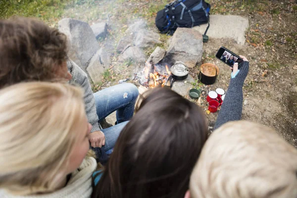 Amigos tomando autorretrato en el camping — Foto de Stock