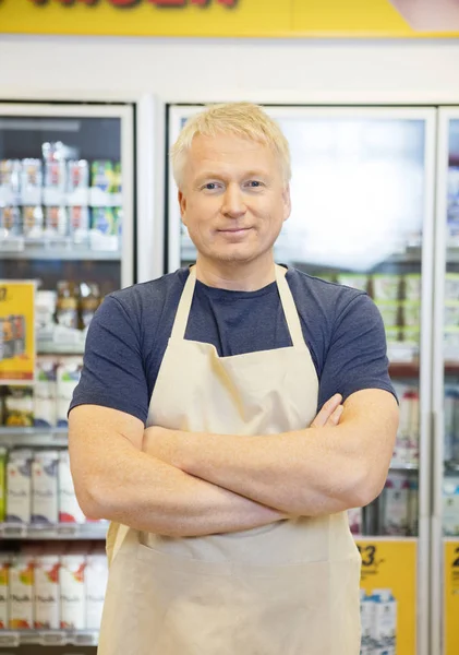 Vendeur debout avec les bras croisés dans l'épicerie — Photo