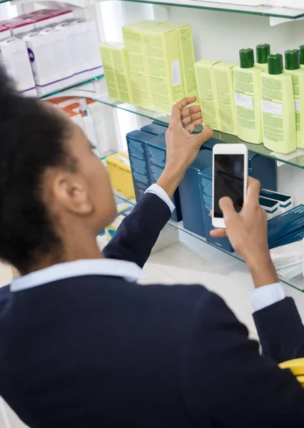 Empresária checando informações de medicina na Net usando Smart P — Fotografia de Stock