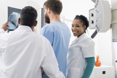 X-ışını hastanede analiz meslektaşları ile kadın radyolog