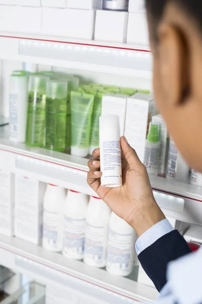 Femme d'affaires lisant des instructions sur la bouteille de médecine à Pharmac — Photo
