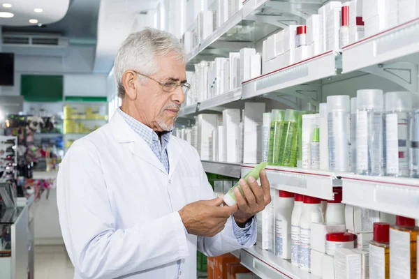 Senior Chemist Holding prodotto in farmacia — Foto Stock