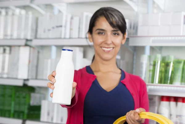 Mulher recomendando xampu na farmácia — Fotografia de Stock