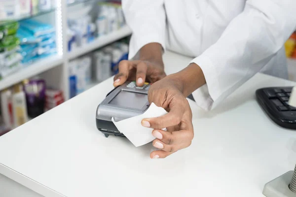 Farmacia Segurando Recibo Enquanto Pressionando o Botão Leitores de Cartão — Fotografia de Stock