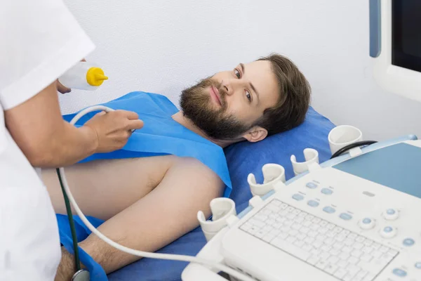 Hombre recibiendo tratamiento por ultrasonido del médico —  Fotos de Stock