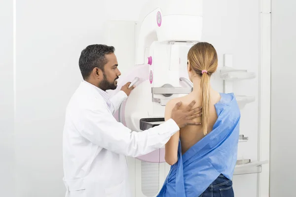 Lekarz stojący wspomaganie pacjentów poddawanych mammografia RTG Tes — Zdjęcie stockowe