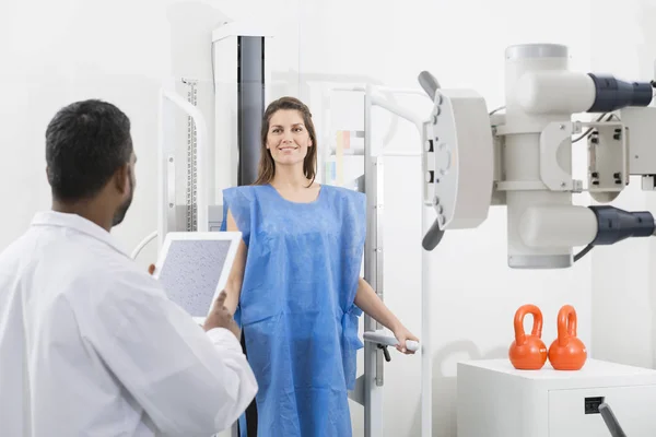 Médico masculino tomando rayos X de paciente femenina en el hospital — Foto de Stock