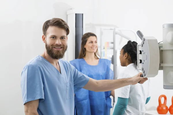 Radiologi che si preparano per i raggi X sopra paziente femminile in ospedale — Foto Stock