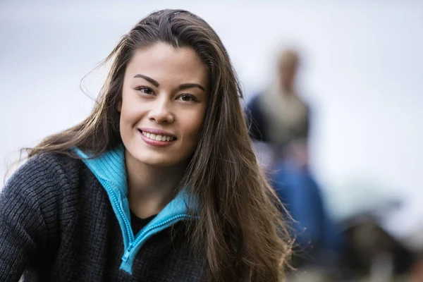 Porträtt av leende ung kvinna på campingplats — Stockfoto