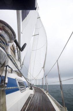 Denizde yelken lüks yat