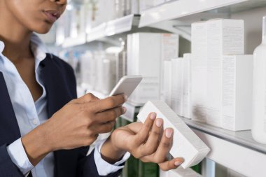 İşkadını barkod akıllı telefon aracılığıyla tarama