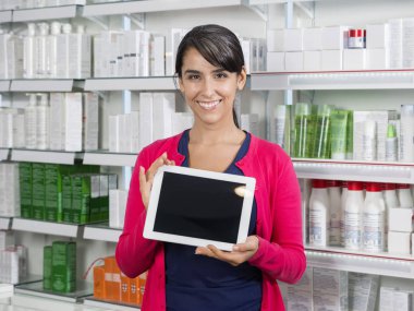 Boş ekran tablet bilgisayarınızla eczanede tutan kadın