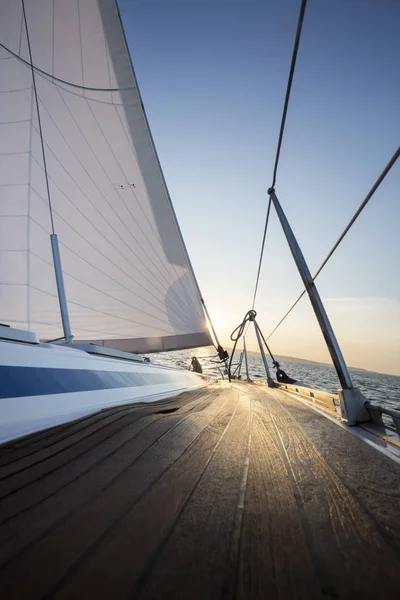 Niveau de surface du pont du bateau pendant le coucher du soleil — Photo