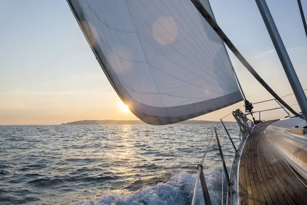 Barco de vela de luxo navegando no mar — Fotografia de Stock