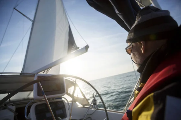 Homme debout à la barre du yacht en mer — Photo