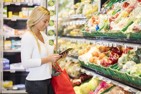 Dijital Tablet markette kullanan kadın