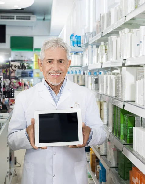 Farmacista fiducioso che tiene la compressa digitale con schermo vuoto — Foto Stock