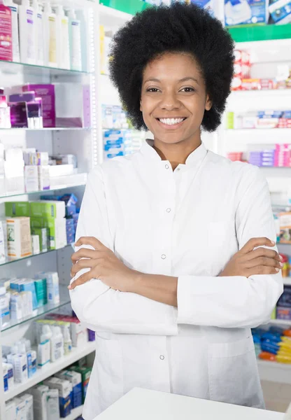 Química feminina sorrindo enquanto de pé braços cruzados — Fotografia de Stock