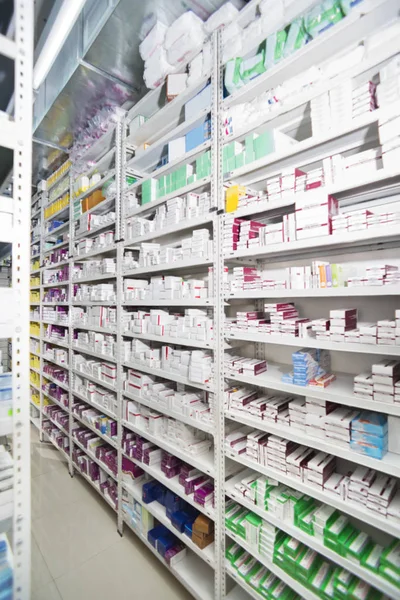 Medicamentos dispuestos en estantes en la farmacia —  Fotos de Stock