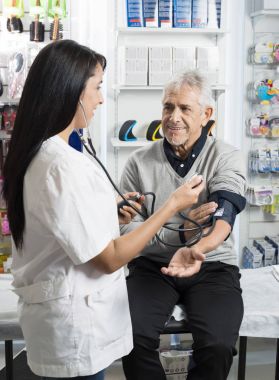 Kadın kimyacı üst düzey hastanın kan basıncı kontrol