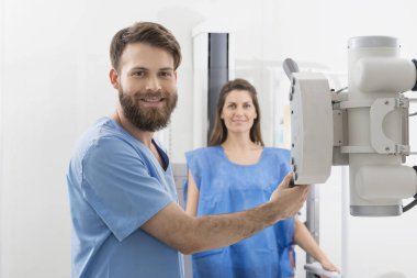 Radyolog kadın hastada Hospi üzerinde x-ray makinesi ayarlama