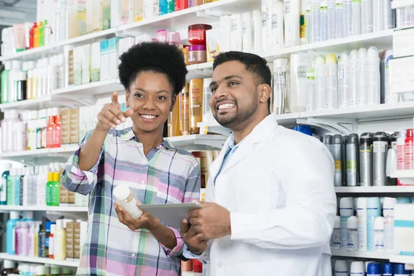 Patient zeigt beim Apotheker weg — Stockfoto