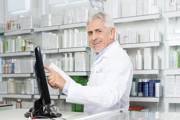 Pantalla sonriente del monitor táctil del farmacéutico en la farmacia — Foto de Stock