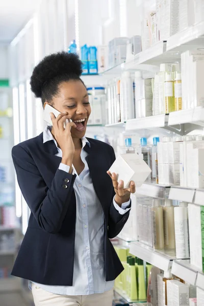 Tıp kutu üstünde hareket eden telefon iletişim kurulurken tutan kadın