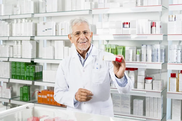 Farmacéutico mostrando la caja de medicina en el mostrador — Foto de Stock