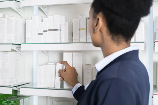 Empresaria seleccionando medicina en farmacia — Foto de Stock