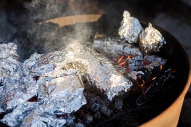 Yemek yiyebilirler üzerinde pişirildikten folyo sarılı