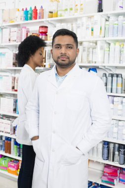 Elleri ceplerinde meslektaşım ile ayakta kimyager