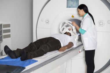 Doktor hastaya maskesi Ct taraması makinede sabitleme