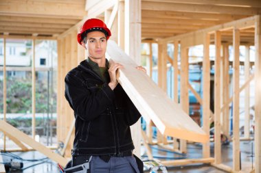 Taşıma ahşap inşaat alanında uzağa bakarken marangoz